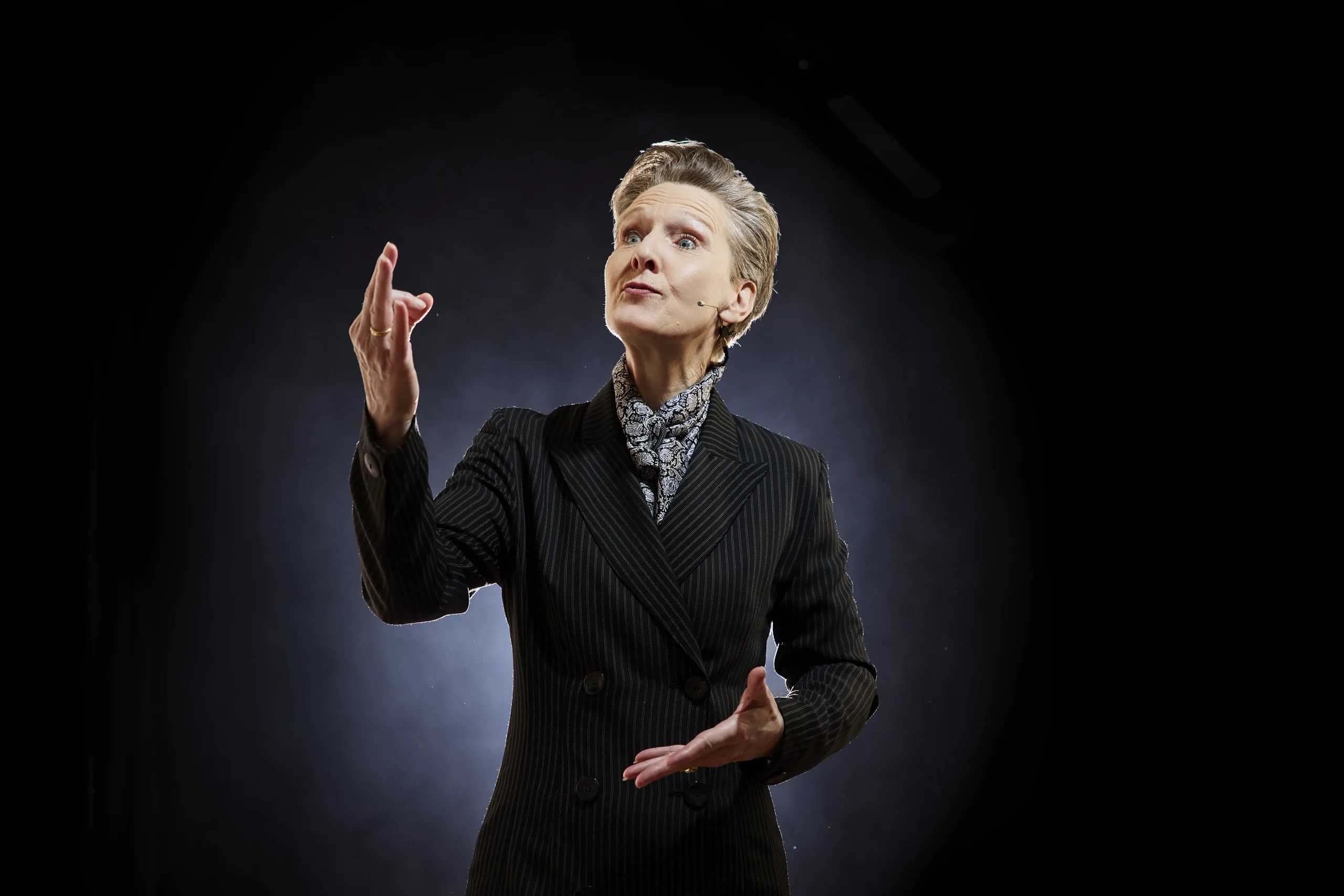 Petra Lienhop bei einer Keynote im Bühnenlicht