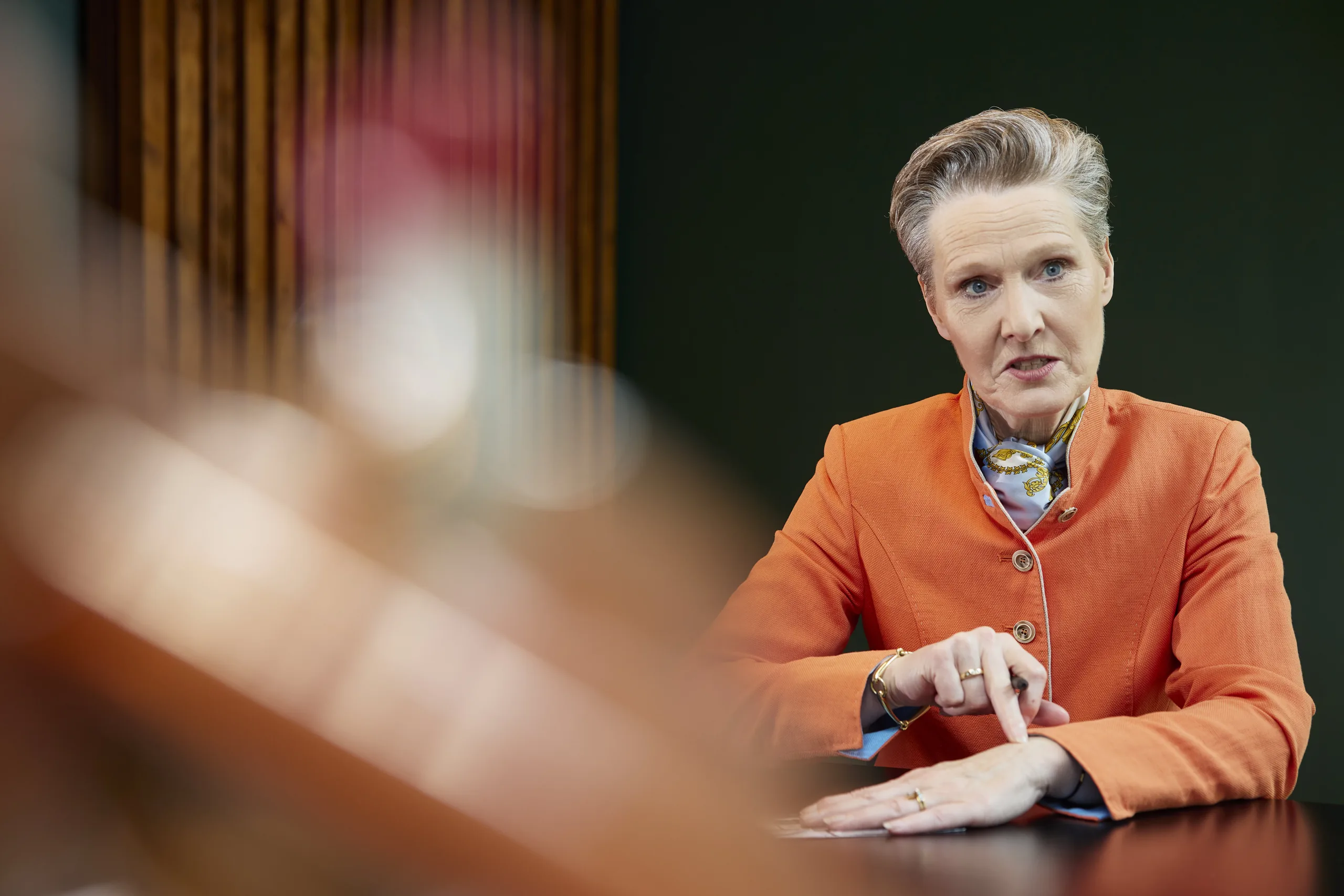 Petra Lienhop in einer konzentrierten Gesprächssituation