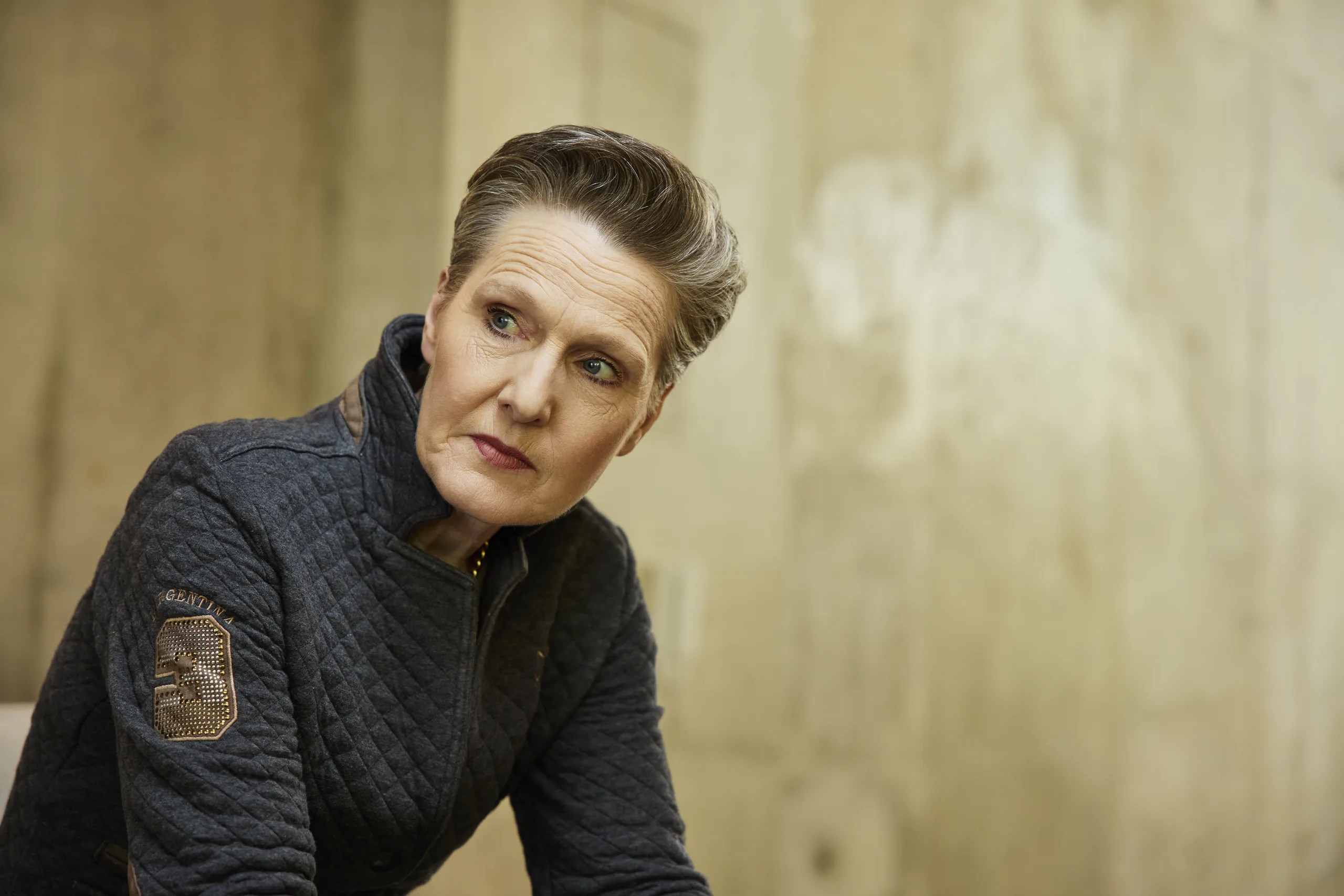 Petra Lienhop hört konzentriert zu
