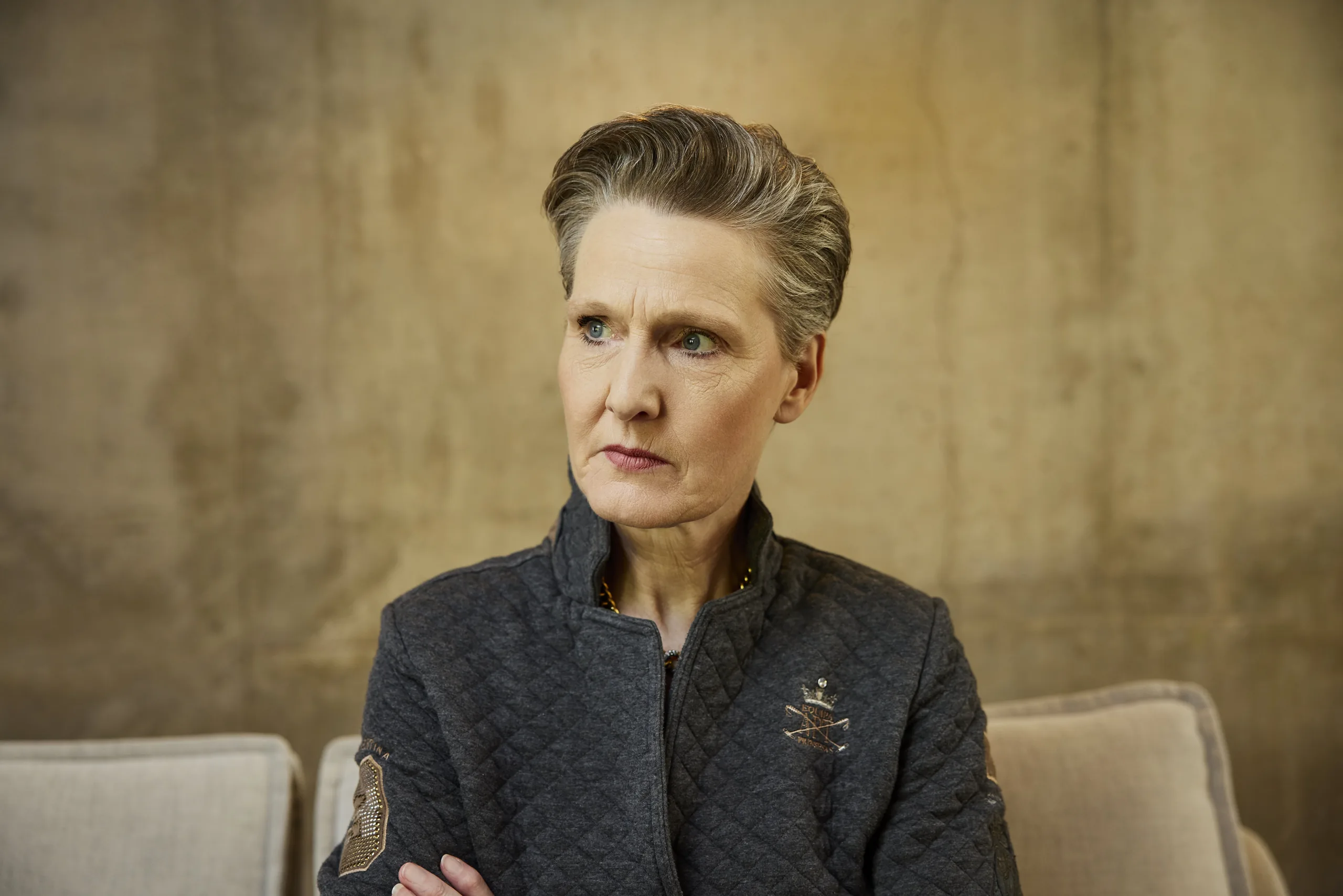 Petra Lienhop mit prüfendem Blick