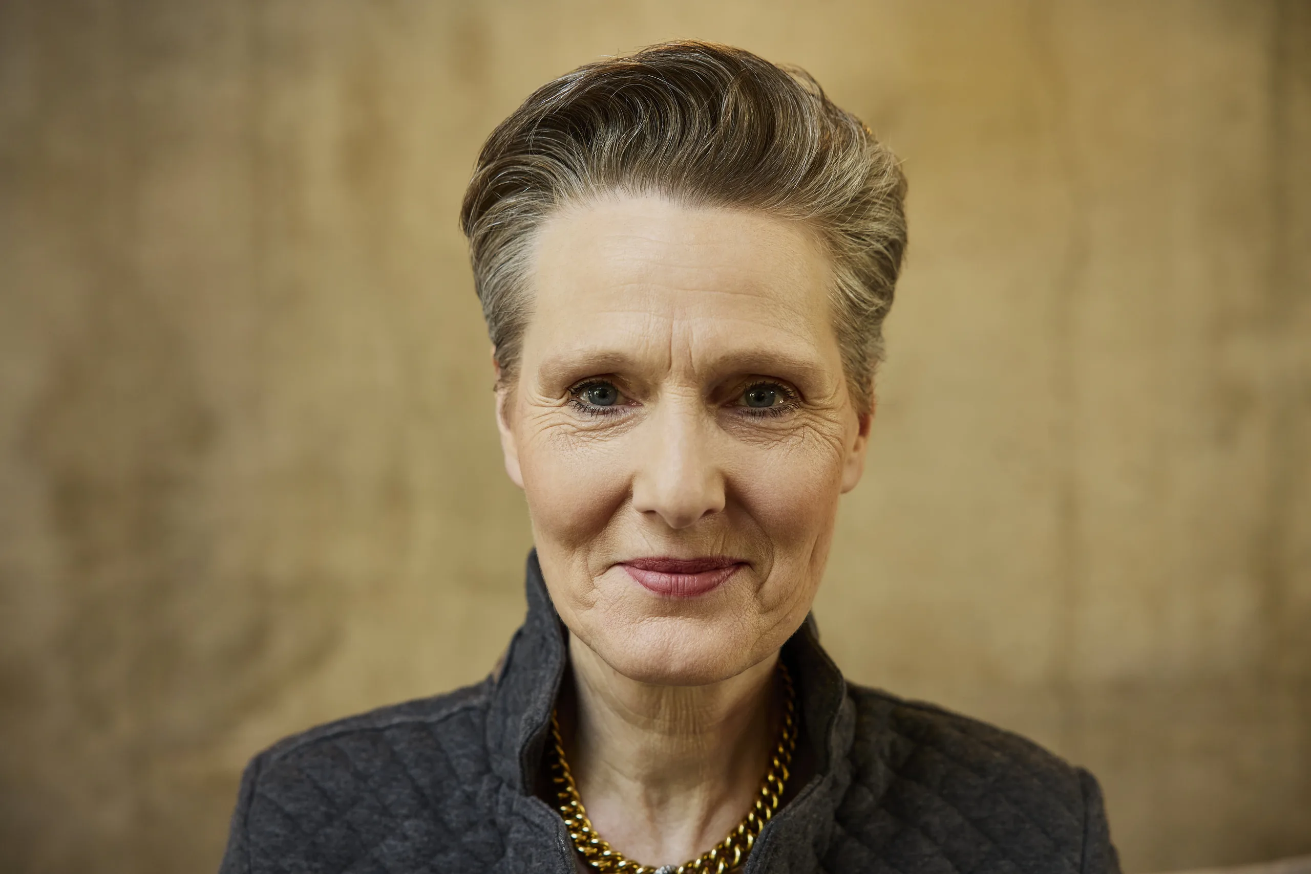 Petra Lienhop mit offenem, zugewandtem Blick